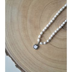 Drobné perličky a přívěsek z perleti