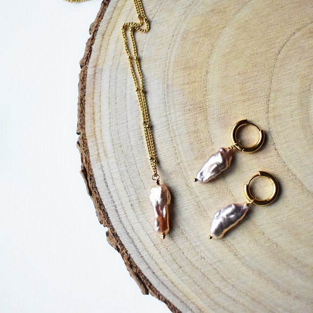 sada s řetízkem a perlou